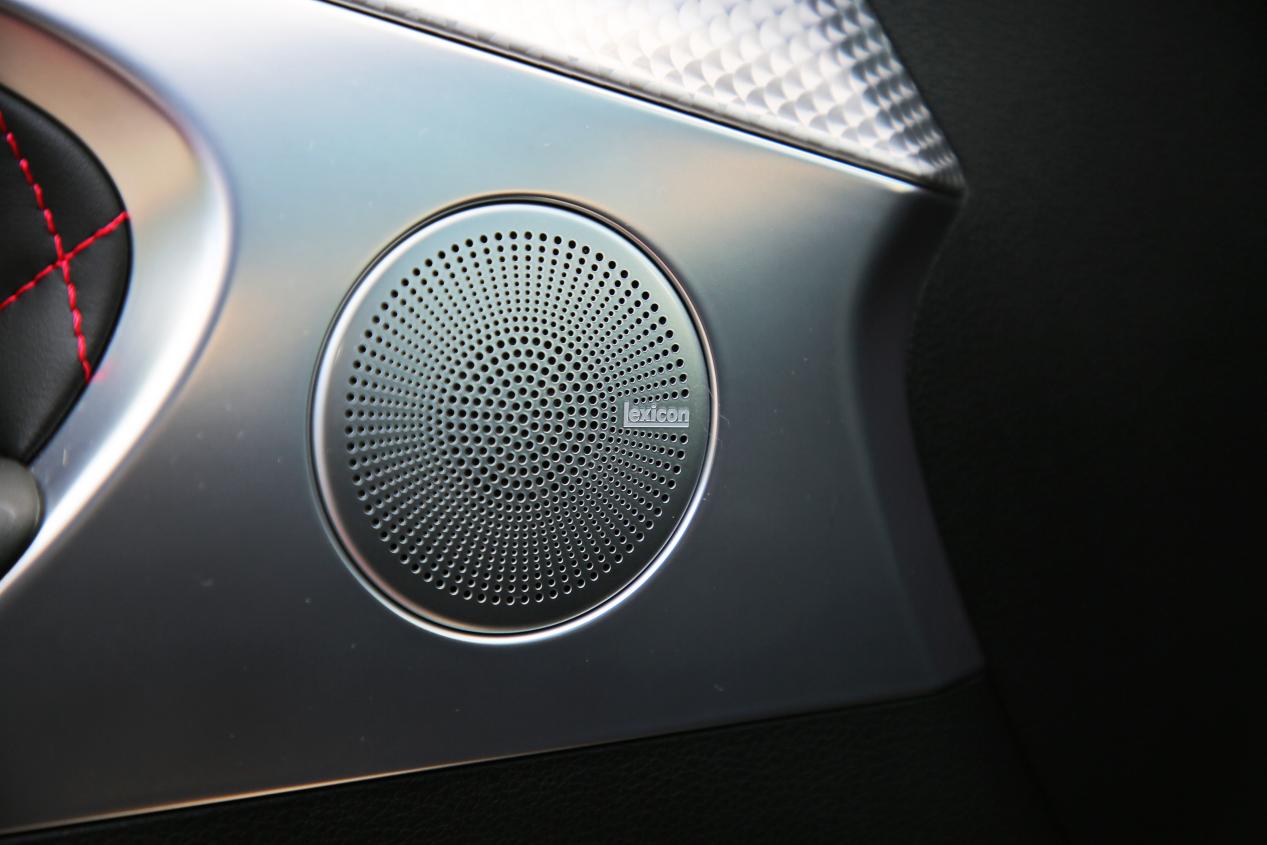 alcantara材质覆盖的车顶是个小小的惊喜,与劳斯莱斯同款的莱斯康音响