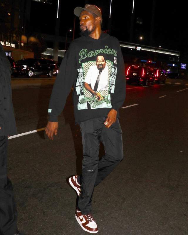 杜兰特街拍照遭调侃,穿衣风格不变,下赛季去哪?