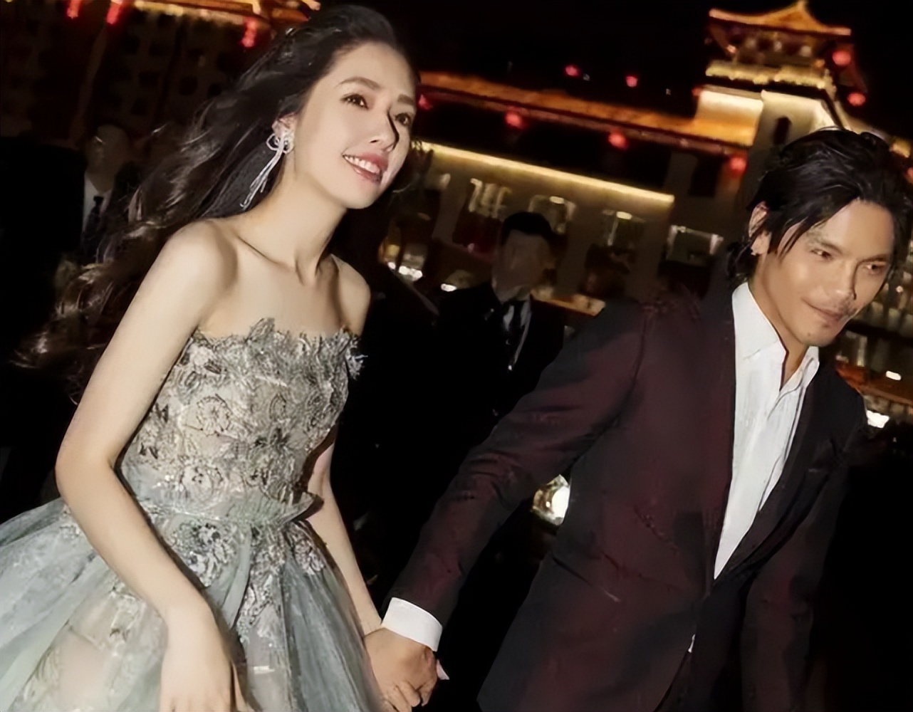 曝郭碧婷顺利产下二胎!向佐现身北京饭店,多位友人疑前来贺喜