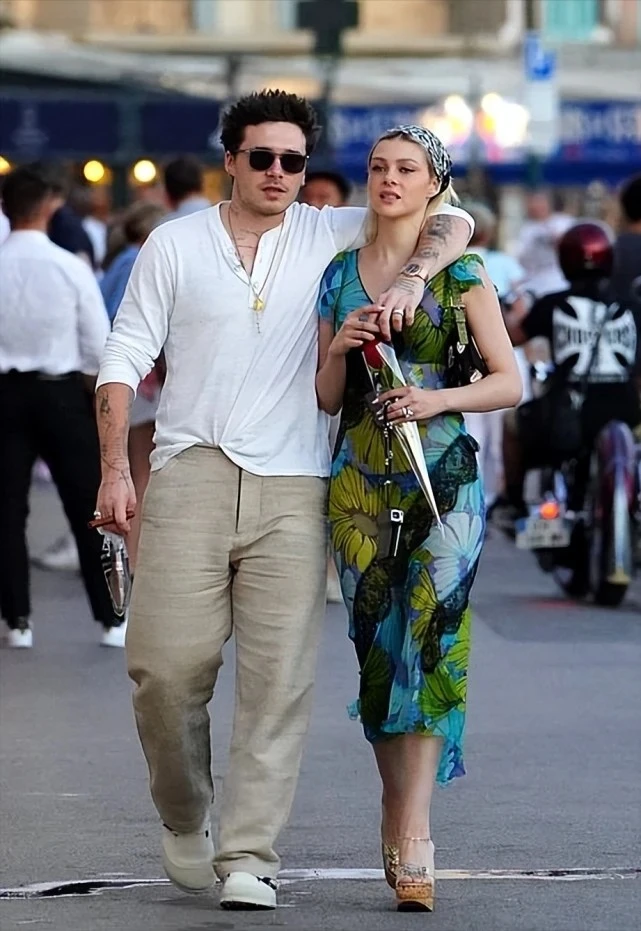 大布嫁入豪门后成小娇夫陪老婆逛街甘当拐杖穿短袖胖好多