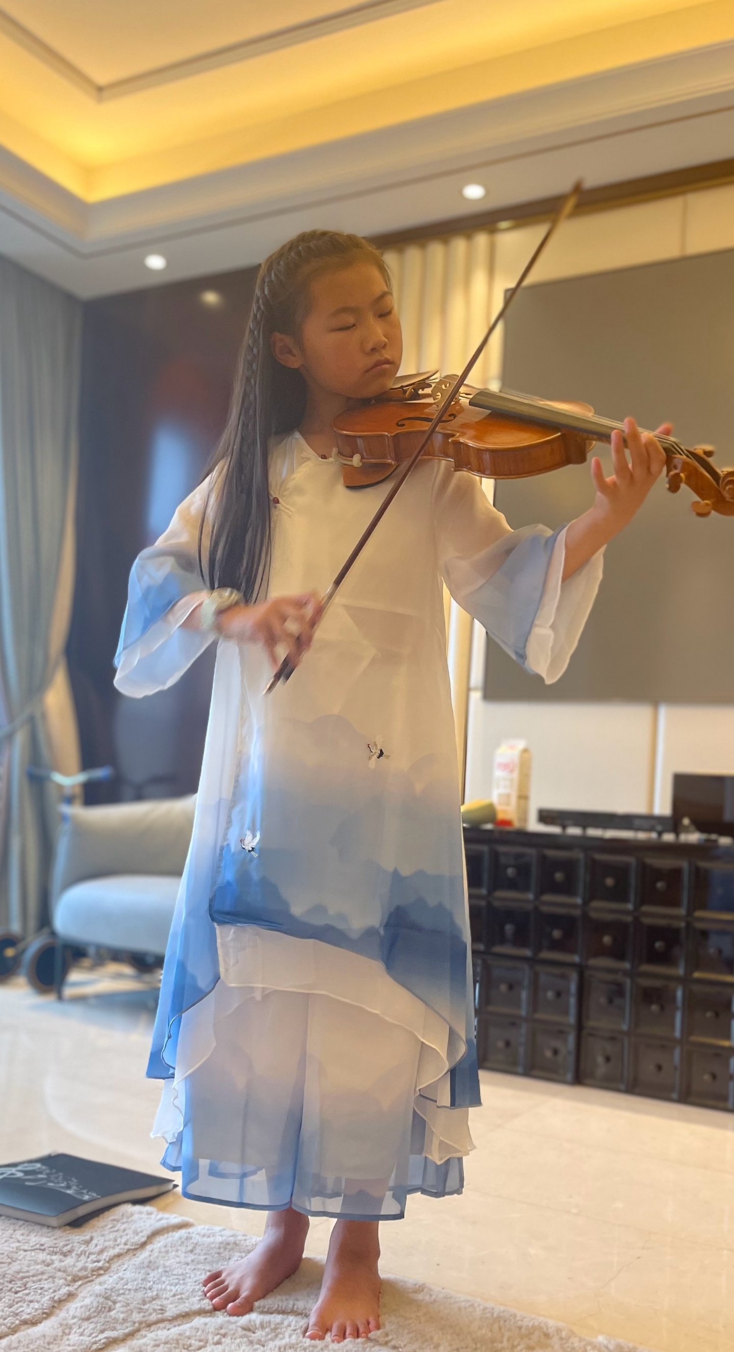 满头"脏辫"气质个性,网友夸赞侧脸像父亲|岳云鹏|郑敏|岳麓_新浪新闻