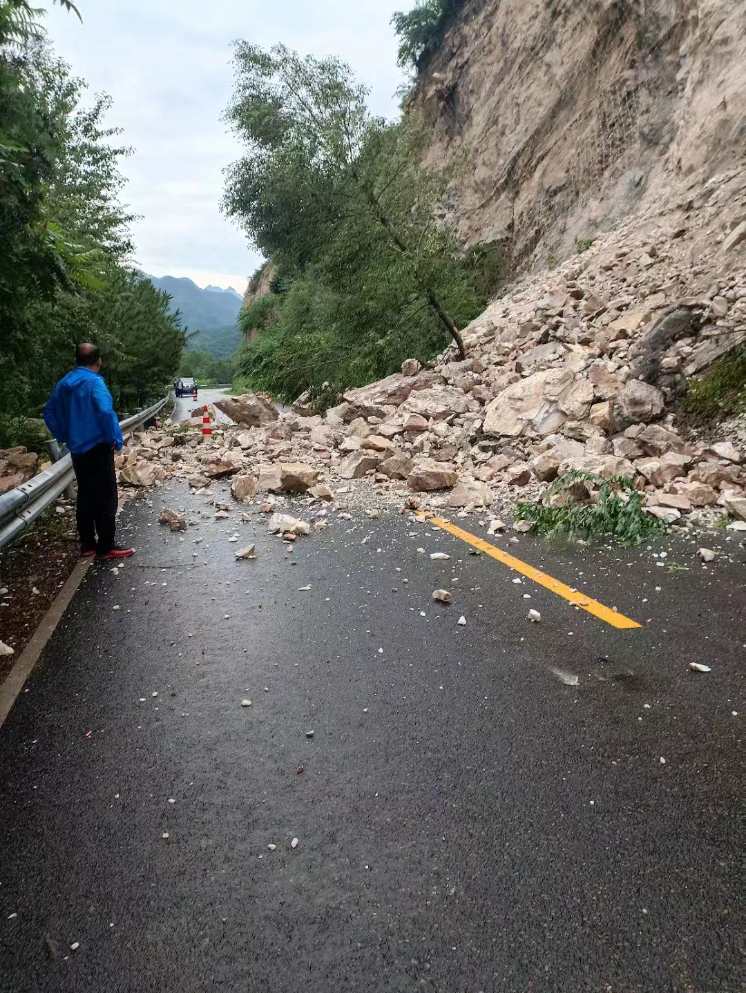 一处山体塌方,怀柔雁栖镇两小时完成道路抢修