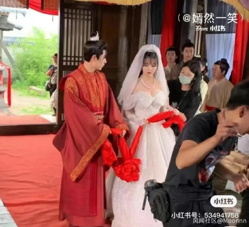 古装电视剧里的拜堂成亲，已经变成这样了？休闲区蓝鸢梦想 - Www.slyday.coM