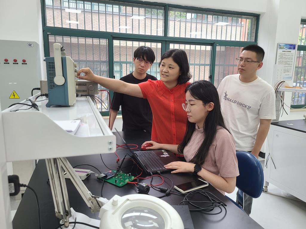 6月28日,浙江大学电气工程学院教授黄晓艳(左二)与学生在实验室中.