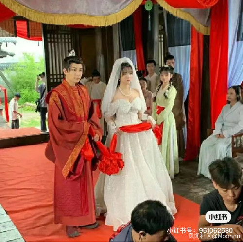 古装电视剧里的拜堂成亲，已经变成这样了？休闲区蓝鸢梦想 - Www.slyday.coM