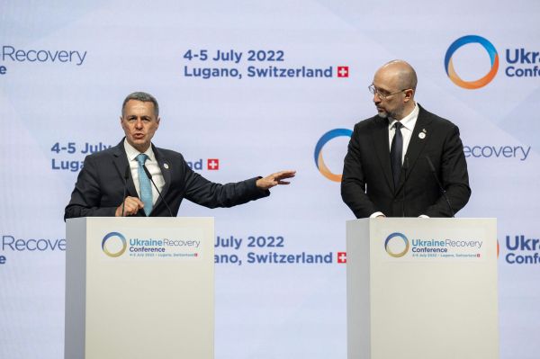 5日，议瑞瑞士联邦委员会主席伊尼亚齐奥·卡西斯（左）与乌克兰总理杰尼斯·什梅加尔在瑞士卢加诺举行记者会。（法新社）