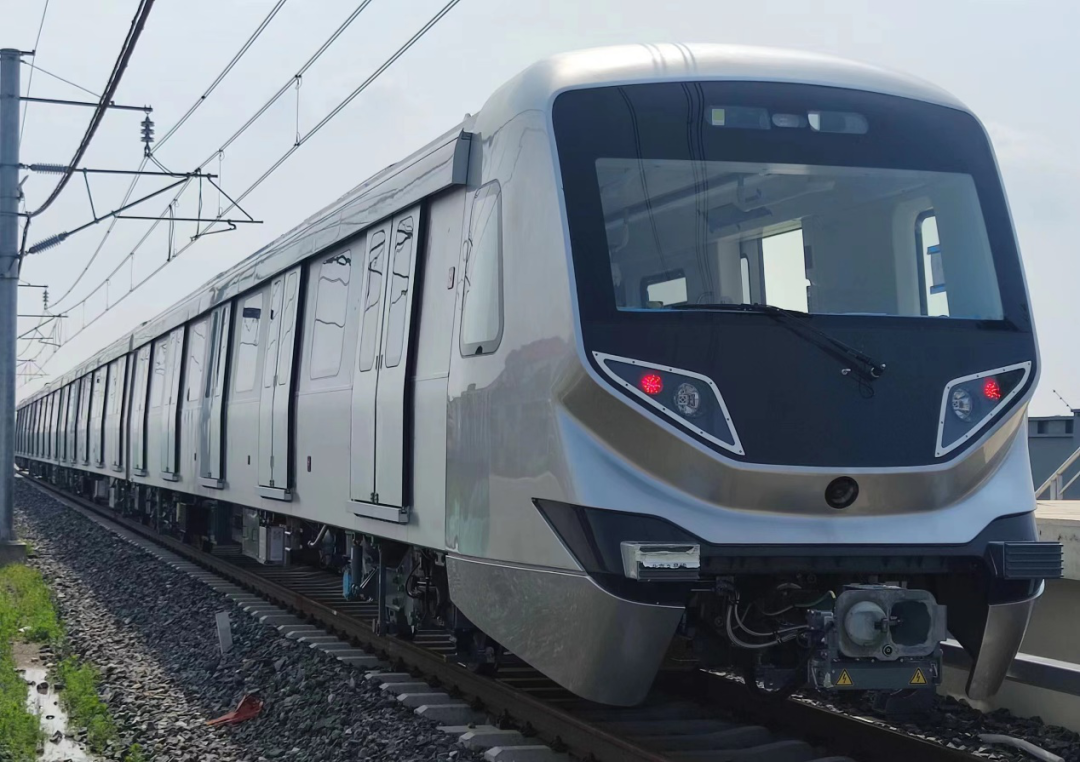 北京地铁3号线首列车在河北京车制造基地正式下线