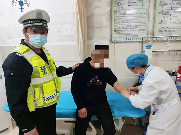 李松武(左)在工作中