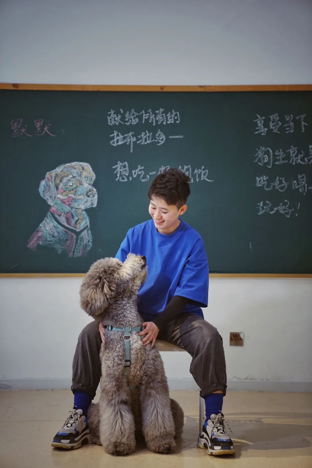 ▲4月10日,天通苑一家犬行为训练中心,大佟和一只巨型贵宾犬对视。