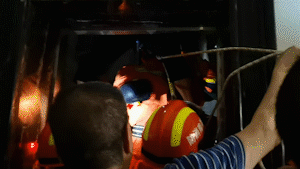 惊险！老人被电梯拦腰卡住休闲区蓝鸢梦想 - Www.slyday.coM