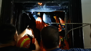 惊险！老人被电梯拦腰卡住休闲区蓝鸢梦想 - Www.slyday.coM