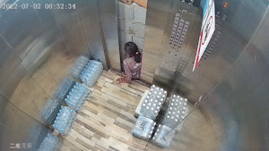 惊险！老人被电梯拦腰卡住休闲区蓝鸢梦想 - Www.slyday.coM