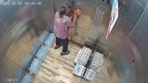 惊险！老人被电梯拦腰卡住休闲区蓝鸢梦想 - Www.slyday.coM