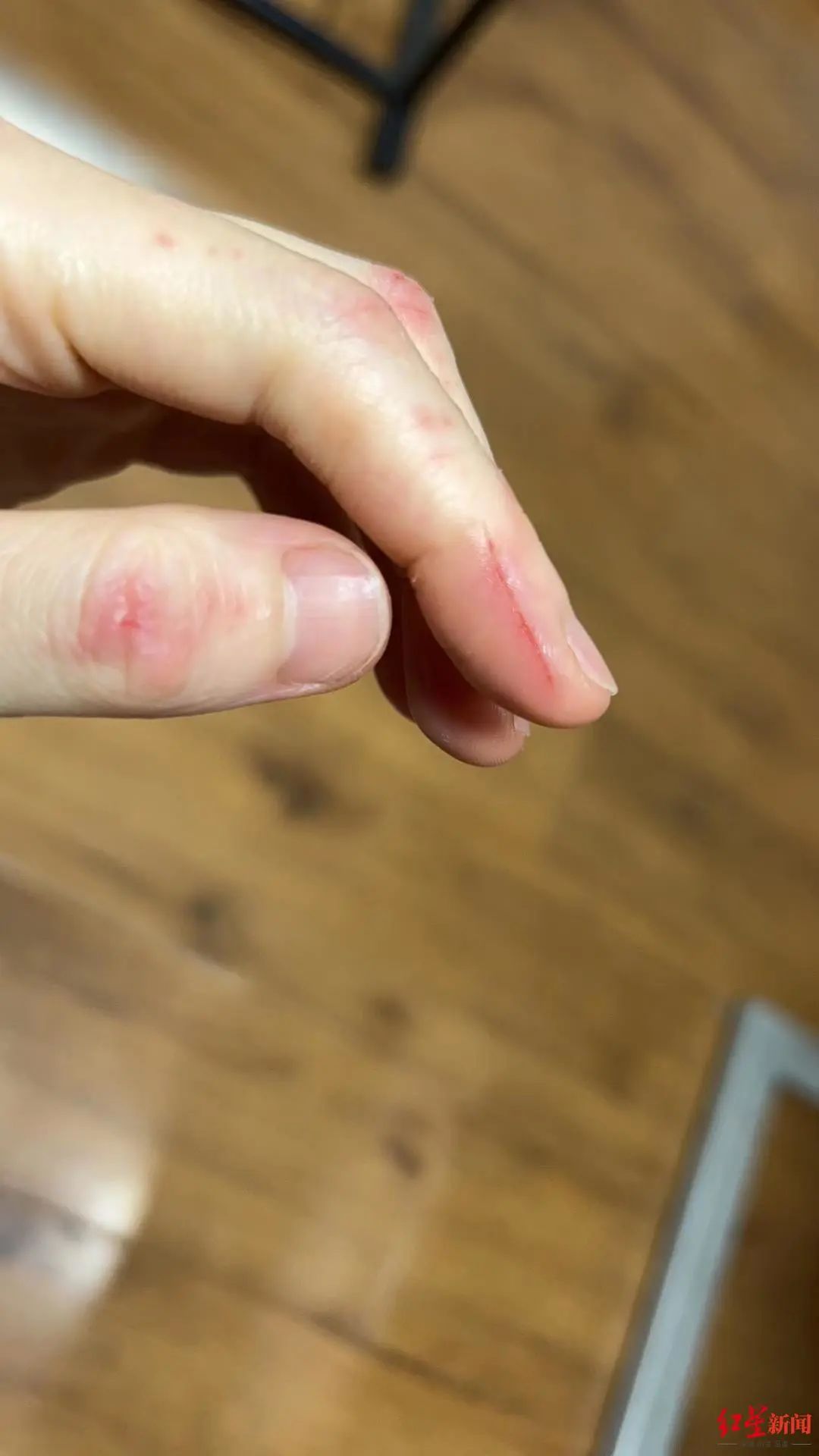 女子卖鱼因超高颜值爆火！当事人回应休闲区蓝鸢梦想 - Www.slyday.coM