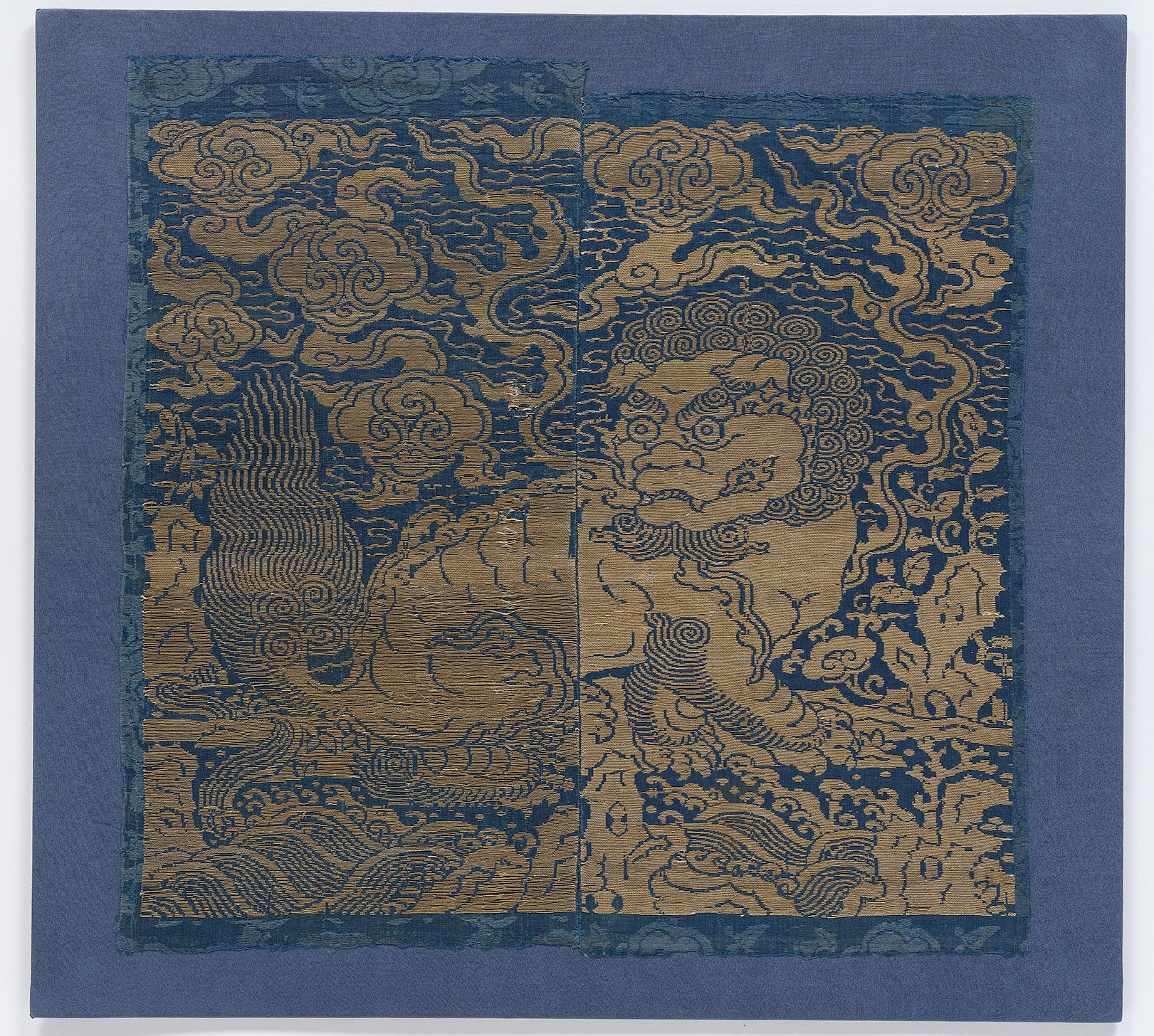 明中叶 蓝地织金狮纹方补 中国