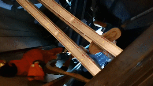 惊险！老人被电梯拦腰卡住休闲区蓝鸢梦想 - Www.slyday.coM