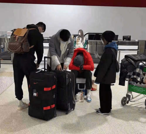 突发！周琦在机场身体不适晕倒在地 前往医院治疗休闲区蓝鸢梦想 - Www.slyday.coM