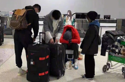 名博解读男篮确诊细节！末战前对手举动不寻常，周琦机场晕倒休闲区蓝鸢梦想 - Www.slyday.coM