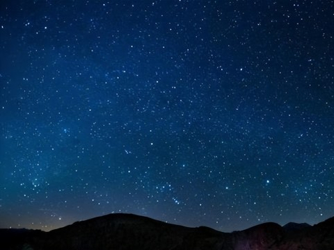 晚上天空为什么是黑的?不要想当然,暗藏着深刻的宇宙奥秘|地球|恒星|太阳|微波|火车_新浪新闻