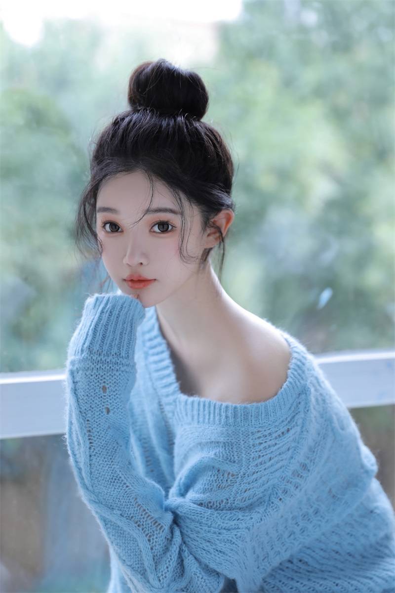 孙心娅拍时尚大片天空蓝抹胸毛衣香肩微露好身材显露无疑