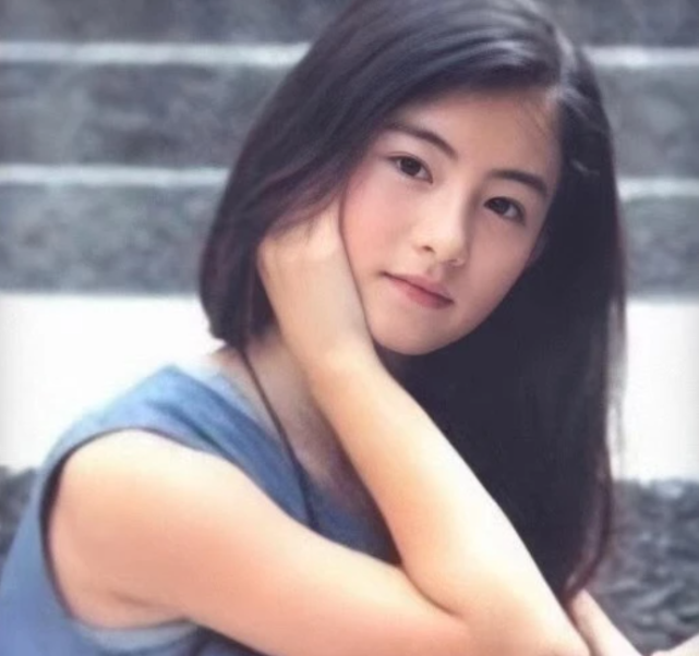 52岁王菲近况曝光,清瘦现身状态超好,短发飘逸似少女|王菲|谢霆锋