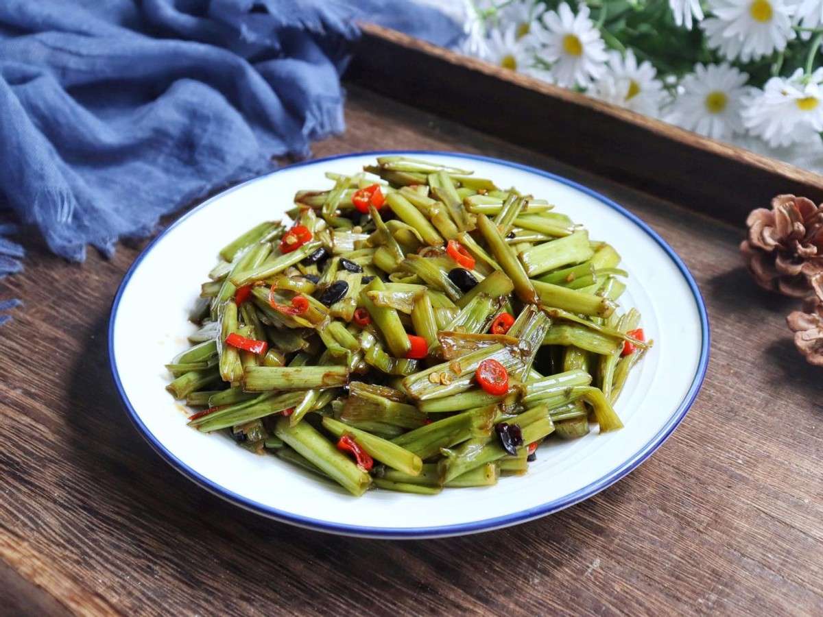 爆炒空心菜梗红绿相间健康好吃爆炒出的家常美味