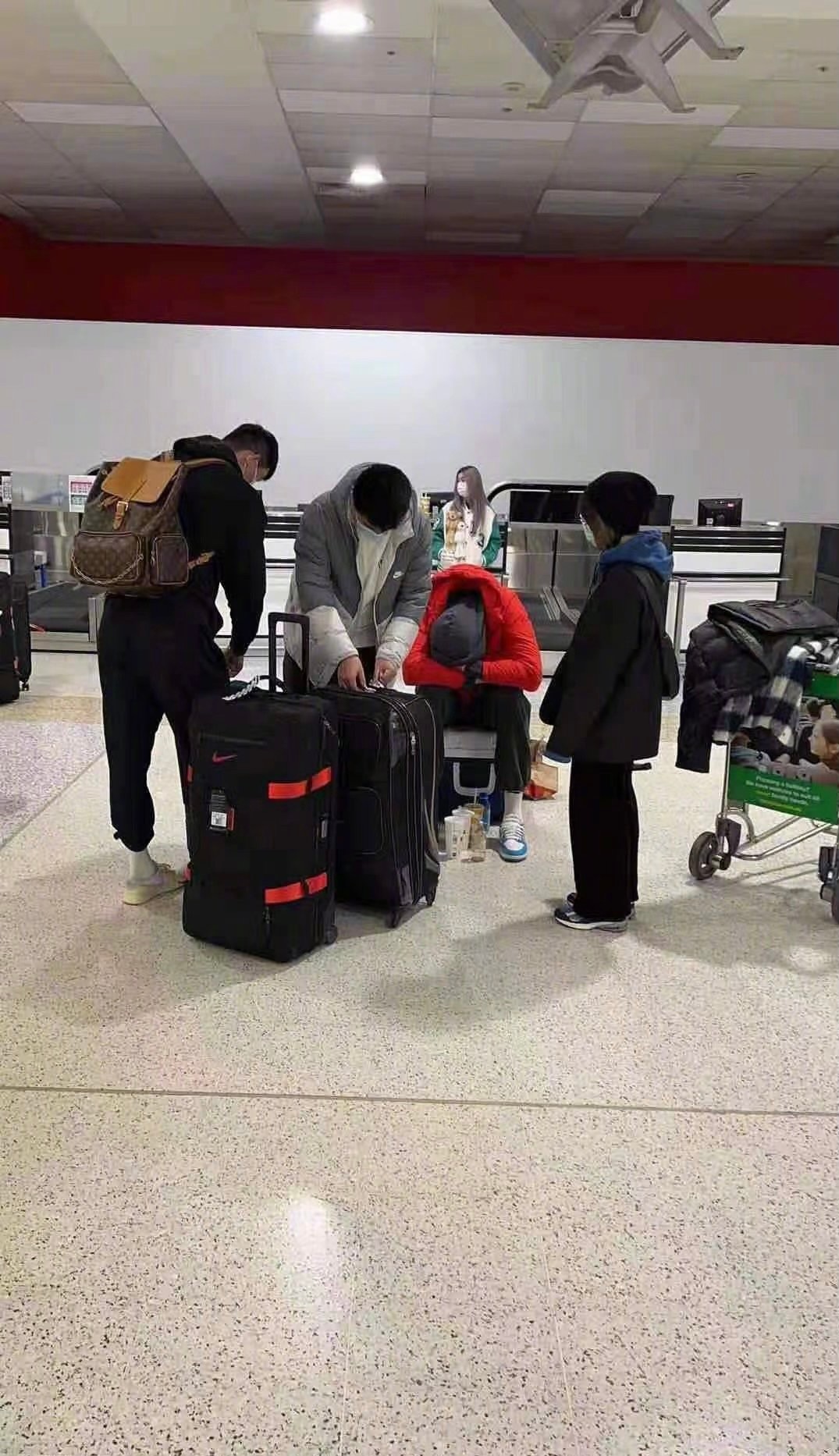 曝周琦机场晕倒,身体不适,现场球迷证实,中国男篮寸步难行休闲区蓝鸢梦想 - Www.slyday.coM 曝周琦机场晕倒,身体不适,现场球迷证实,中国男篮寸步难行休闲区蓝鸢梦想 - Www.slyday.coM