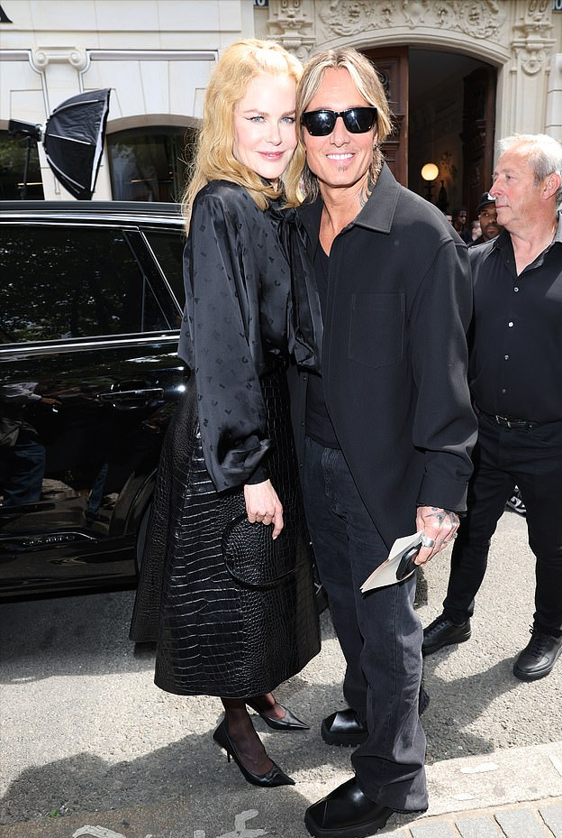 55岁妮可基德曼依然很美和老公当众亲吻太甜她穿皮裙白得发光