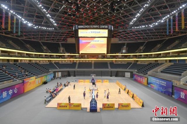 7月5日,在杭州奥体中心体育馆内举行的篮球比赛吸引市民观看.