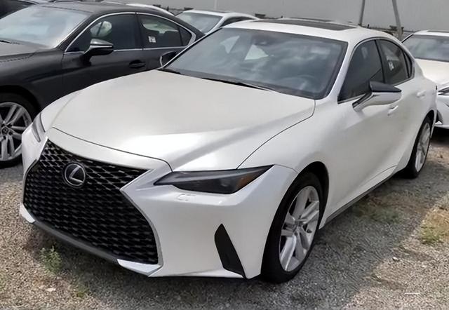 雷克萨斯is重返国内市场竞争宝马3雷克萨斯ct4