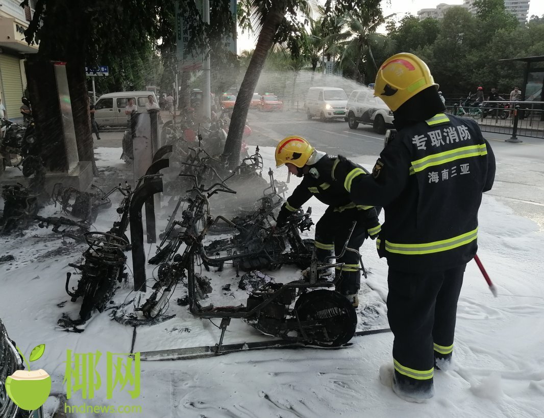 火烧连营！三亚一充电桩附近起火，多辆电动车被烧毁！休闲区蓝鸢梦想 - Www.slyday.coM