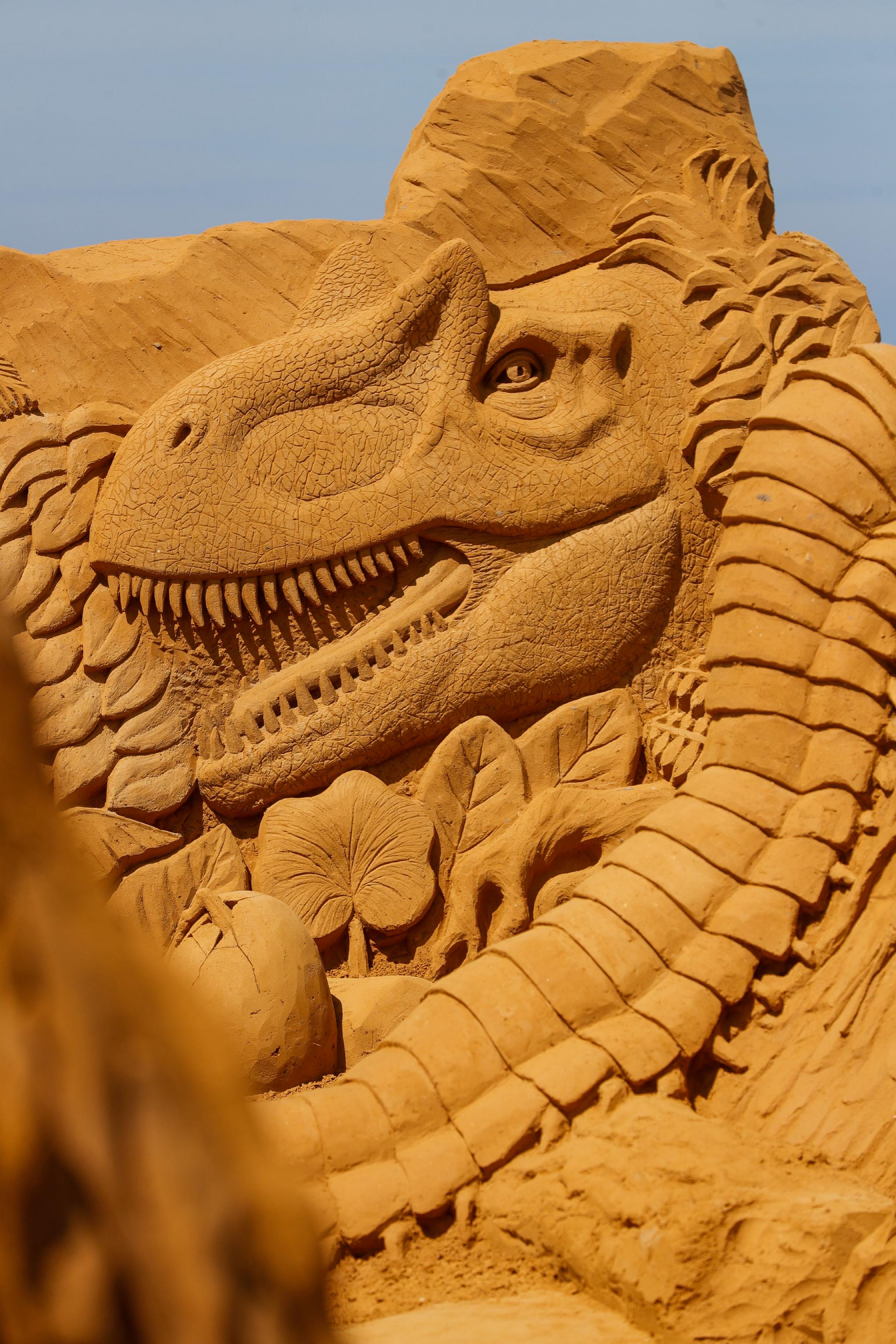 "沙中恐龙"沙雕节在比利时举行|恐龙|沙雕|比利时_新浪新闻