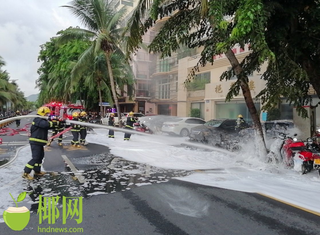 火烧连营！三亚一充电桩附近起火，多辆电动车被烧毁！休闲区蓝鸢梦想 - Www.slyday.coM