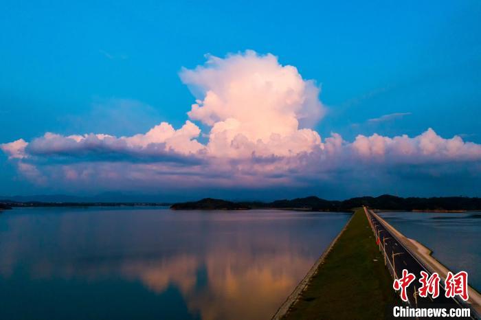 盛夏时节，鄱阳湖湖口水域碧空如洗。　李学华 摄