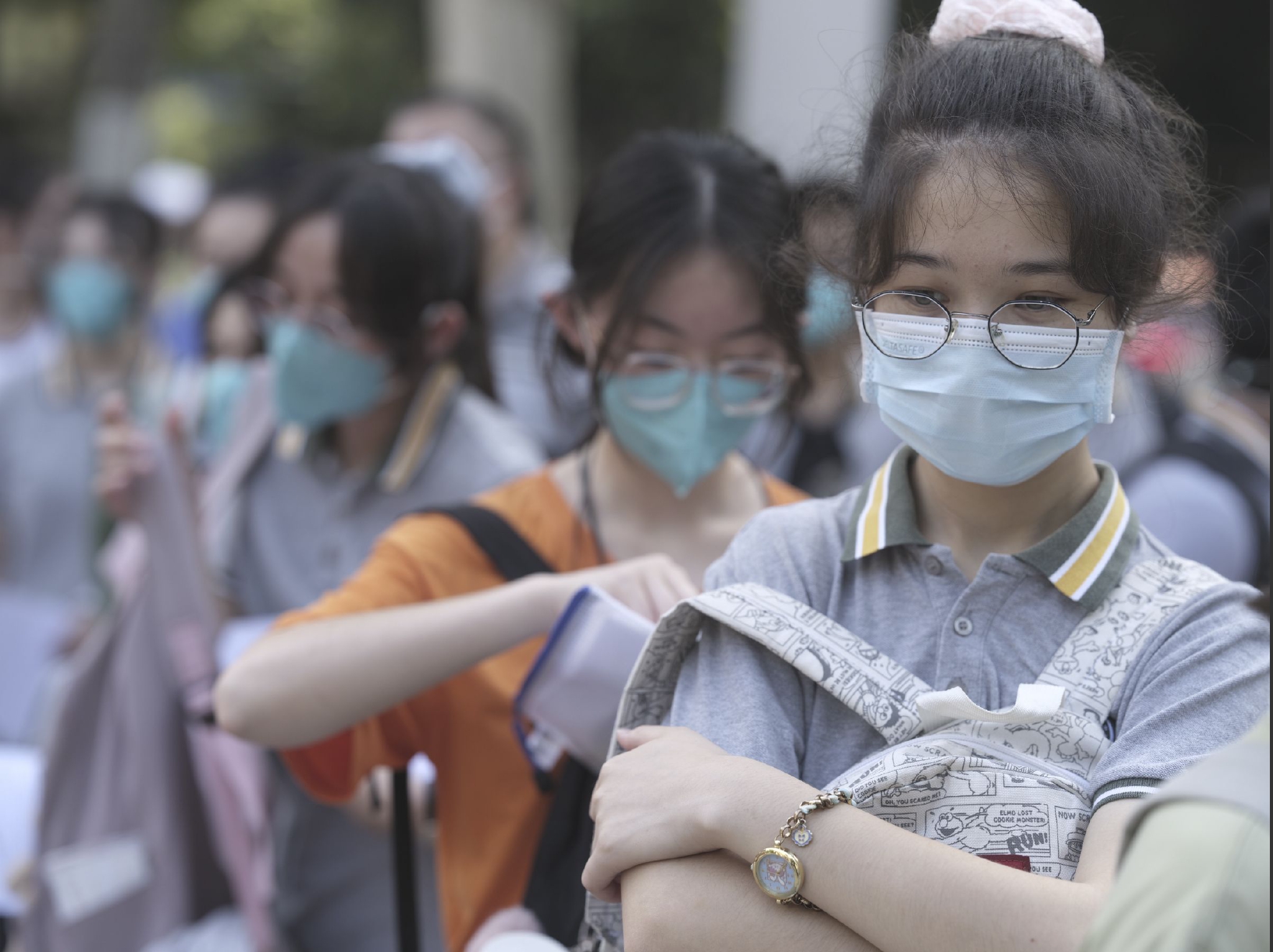 高考延期一个月后,上海学生疫情中奔赴考场|高考_新浪财经_新浪网