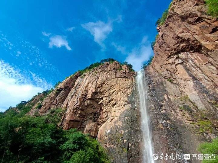 泉泻岩头巨壑鸣雨后沂山百丈崖瀑布美不胜收