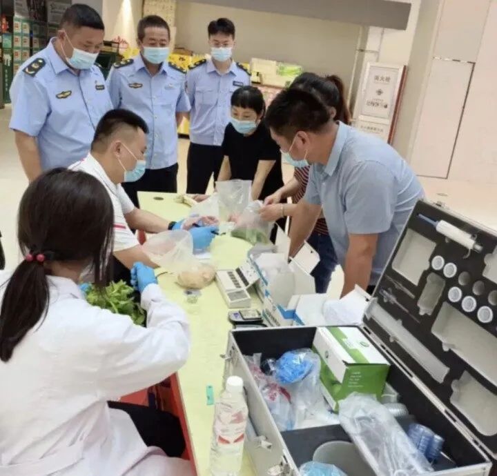 工作人员对市民送来的各类食品进行快速、科学检测。