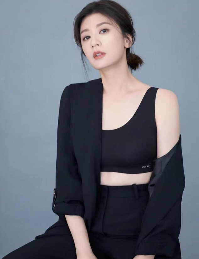 47岁贾静雯穿内衣秀身材香肩半露锁骨精致小腹紧实马甲线抢镜