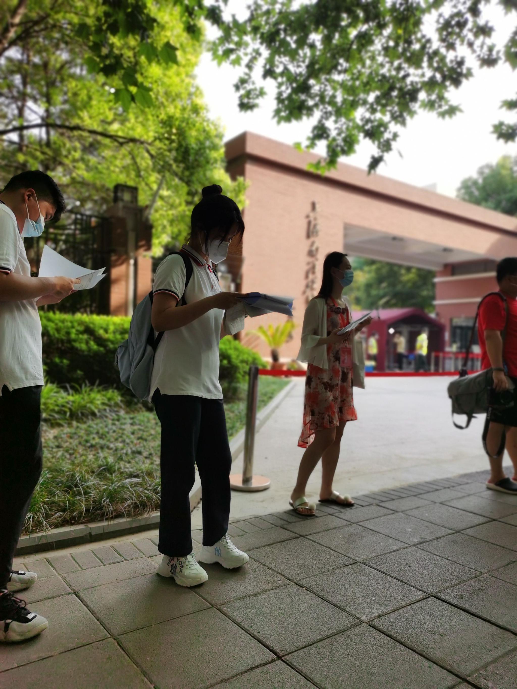 记者在校门口看到,今年的高考考场设置了数字哨兵,进入考点时