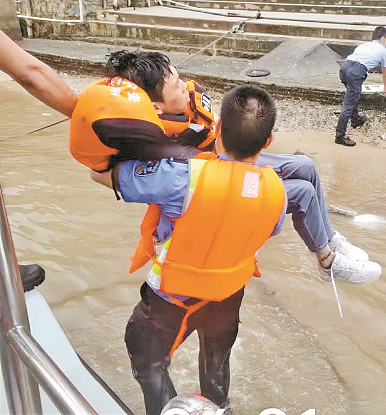 大鹏民警跳海勇救轻生落水男子