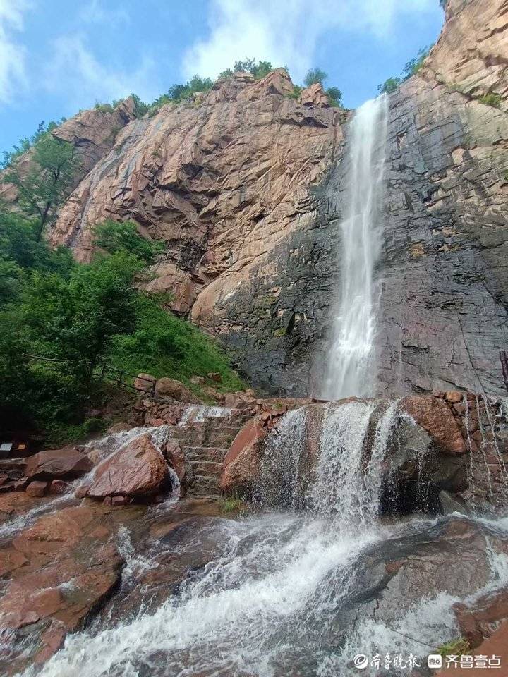 泉瀉巖頭巨壑鳴雨後沂山百丈崖瀑布美不勝收