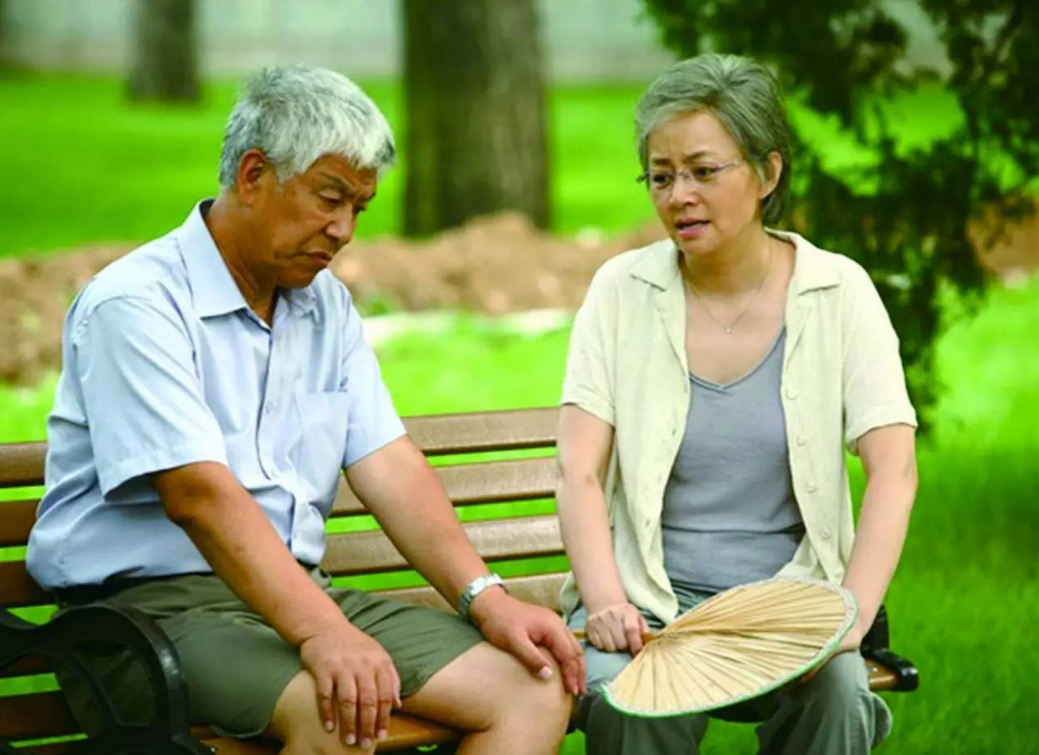 演员张洪杰:照顾瘫痪妻子30年,晚年被子女啃老,如今住进养老院