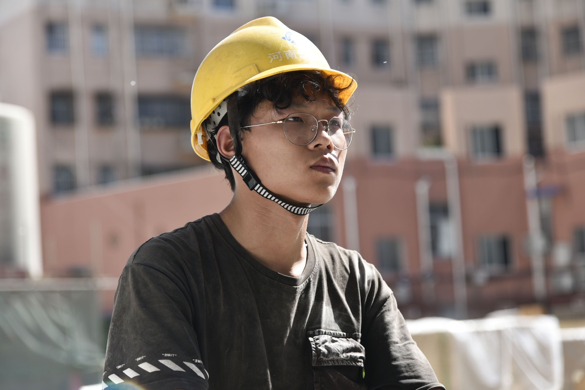 19岁大学生男孩顶着高温工地搬砖救父自称愿以命换命护父亲周全