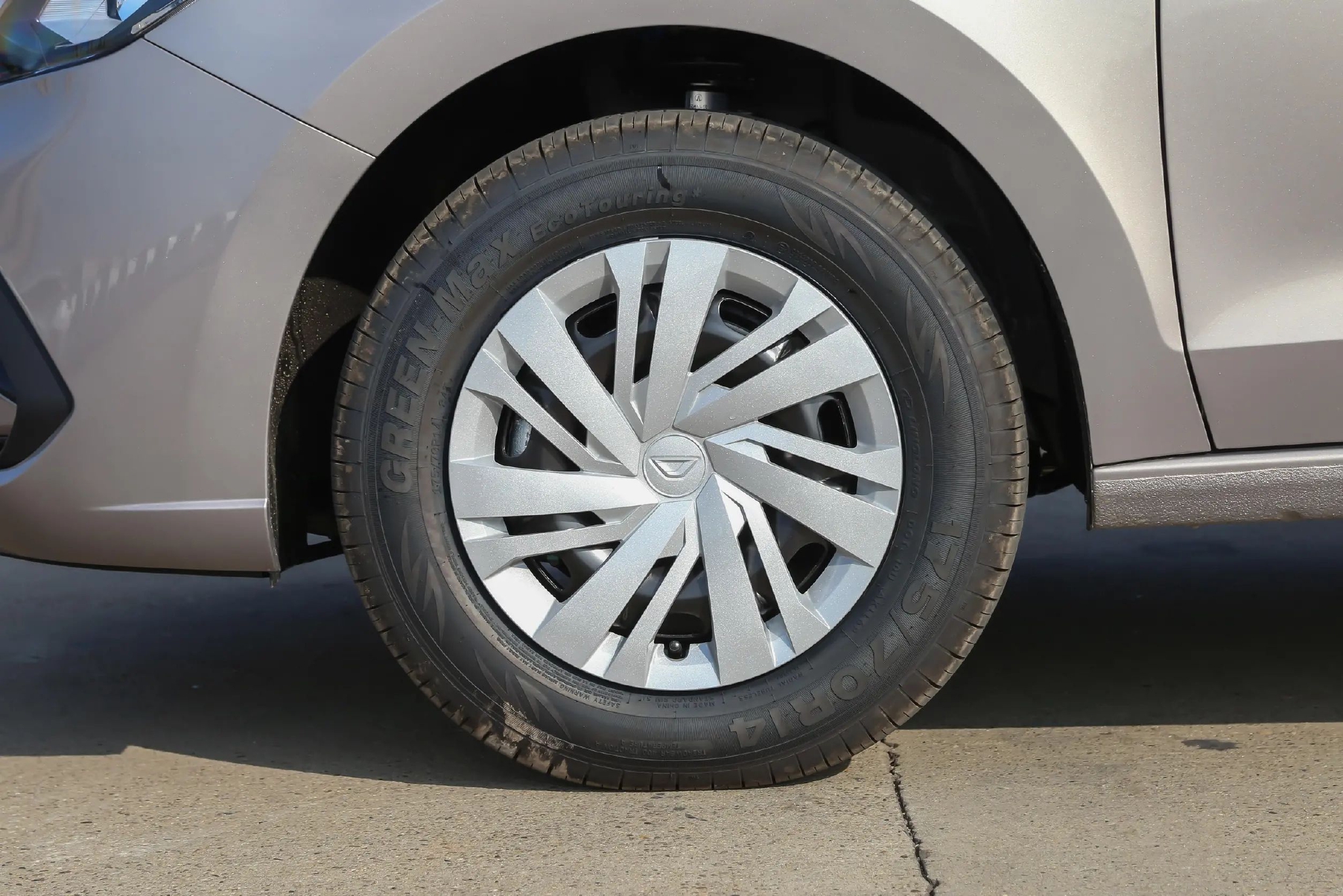 车轮数据是175/70r14,钢制轮毂尺寸偏小,上面配有银色装饰罩,看着没有