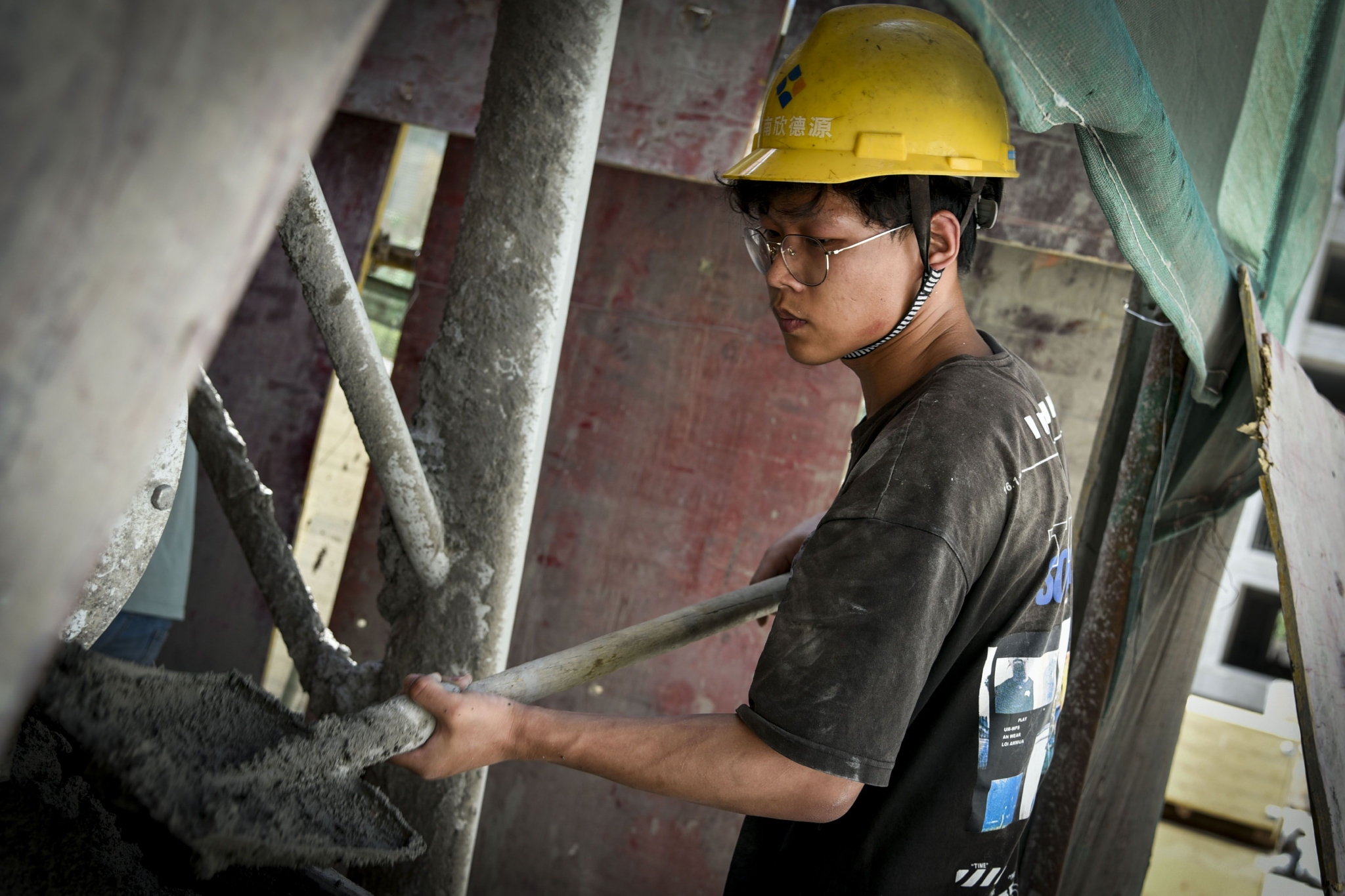 19岁大学生男孩顶着高温工地搬砖救父自称愿以命换命护父亲周全