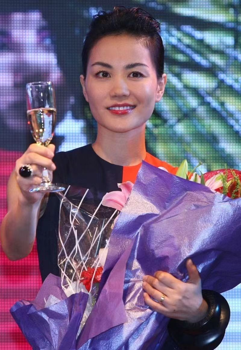 王菲不愧是冷艳天后一件双色拼接长裙尽显清冷大背头暴露脸型