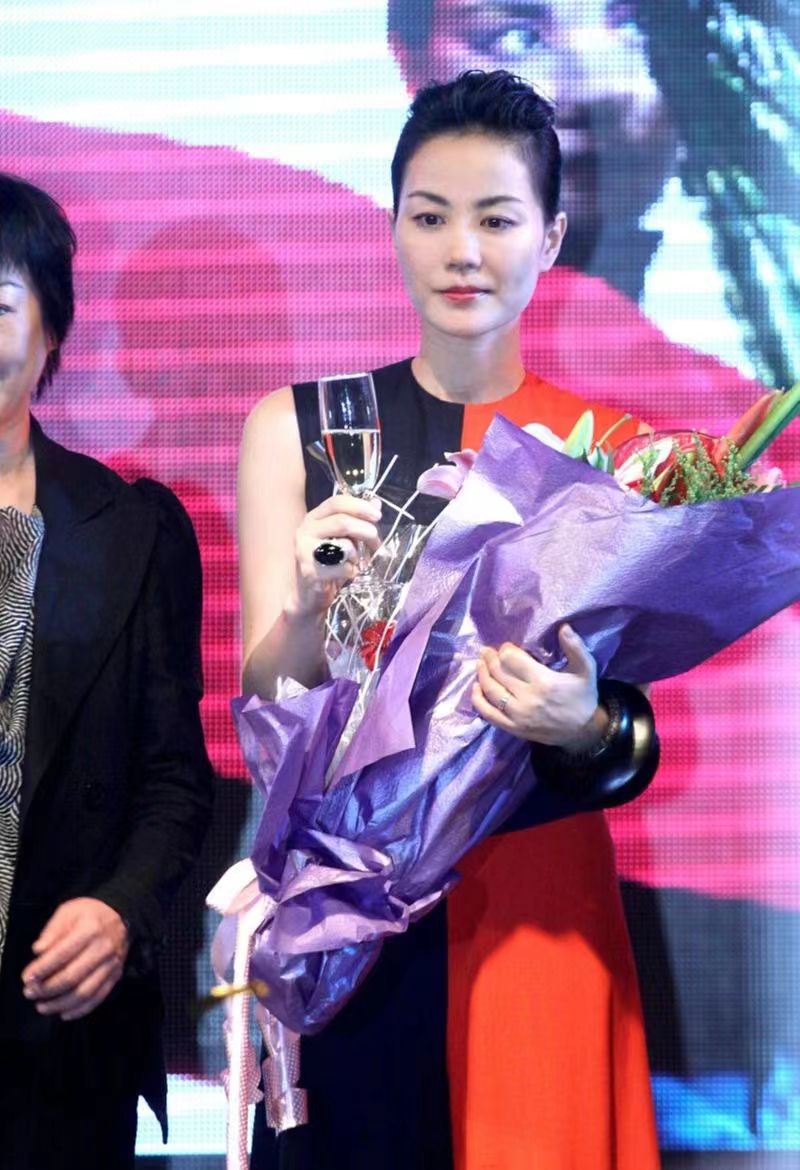 王菲不愧是冷艳天后一件双色拼接长裙尽显清冷大背头暴露脸型