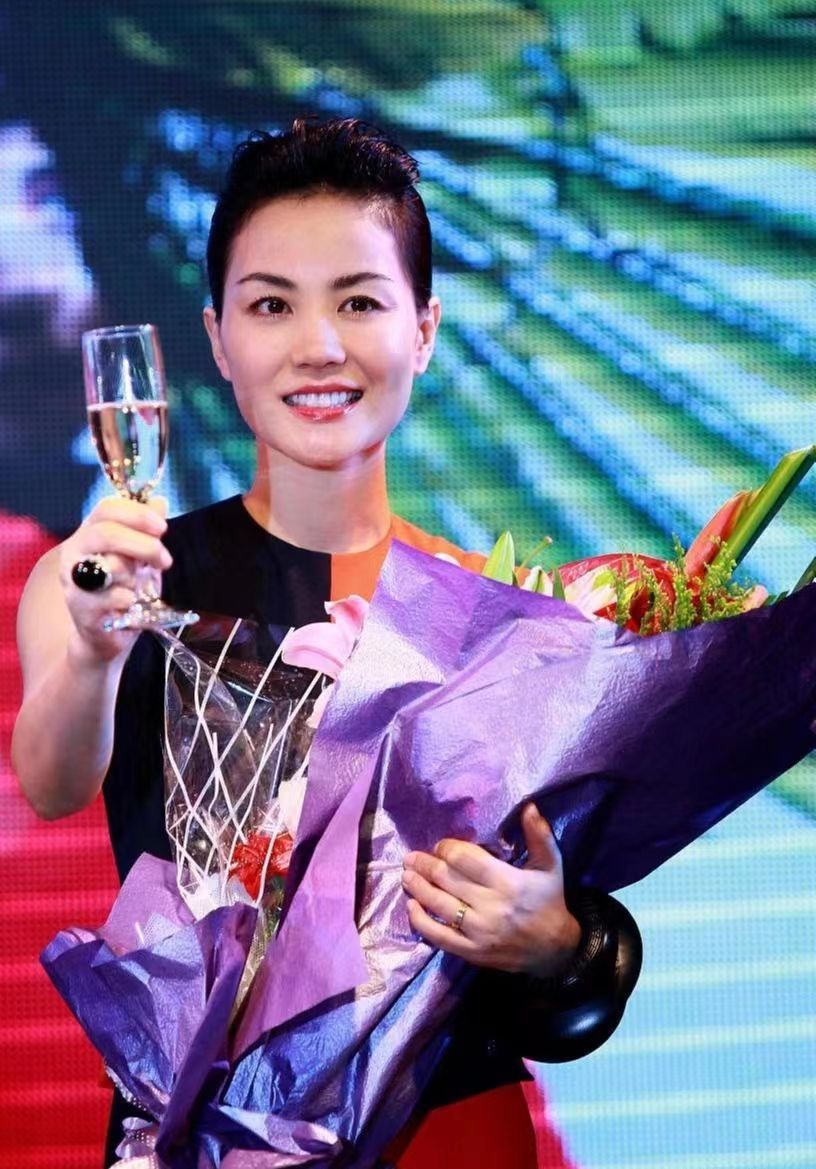 王菲不愧是冷艳天后一件双色拼接长裙尽显清冷大背头暴露脸型