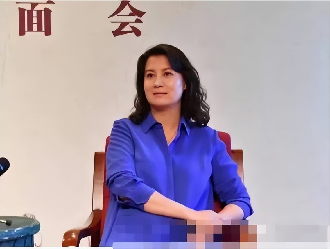 李幼斌51岁老婆也老了!不修边幅胖成阿姨,变大饼脸好臃肿