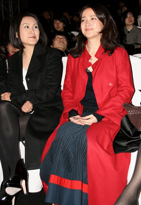 快60岁的何晴老得真实,服装穿搭大气不做作,笑起来还是那么美|服装